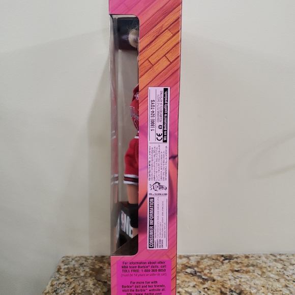 Mattel Barbie NBA Chicago Bulls 1998 w/Uniform - Picture 3 of 4